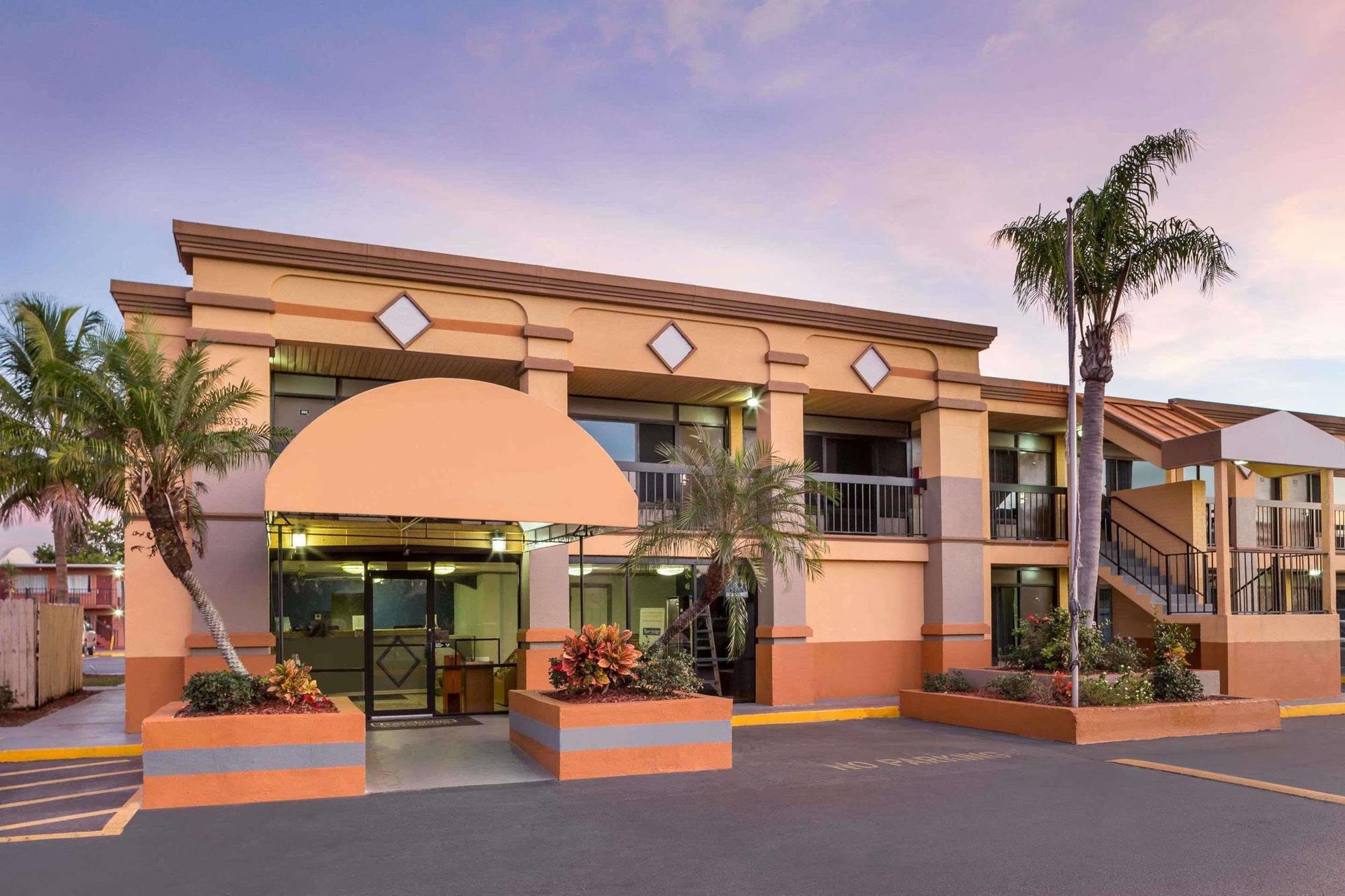 Travelodge By Wyndham Fort Myers North North Fort Myers Exterior photo